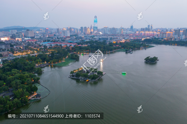航拍華燈初上時分的濟南大明湖
