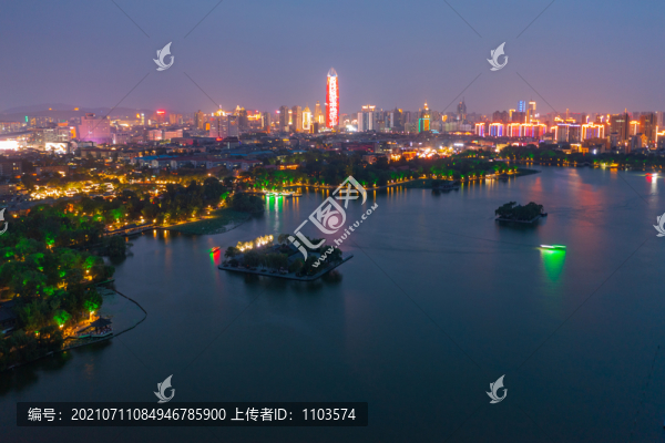 航拍華燈初上時分的濟南大明湖