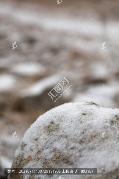 冬季農(nóng)村田野里的雪