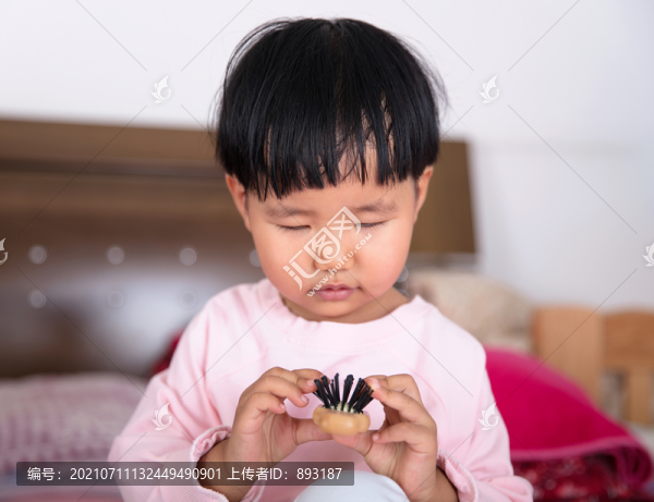 給小孩子按摩足底