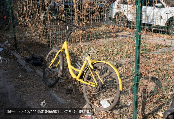 臟亂角落里被廢棄的小黃車