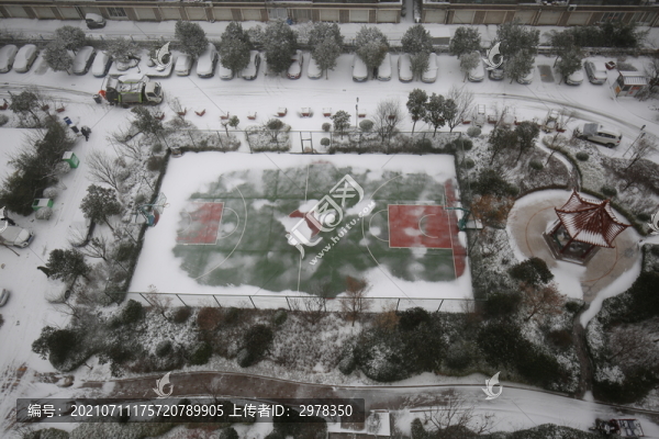 俯拍大雪中的小區(qū)籃球場鳥瞰圖