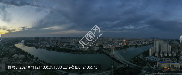 寬幅夜幕下的城市風光