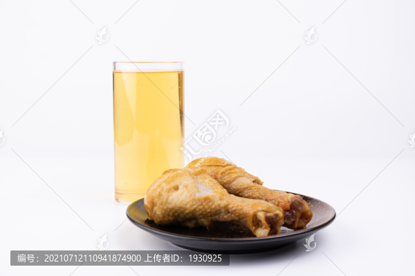 鹵雞腿和啤酒
