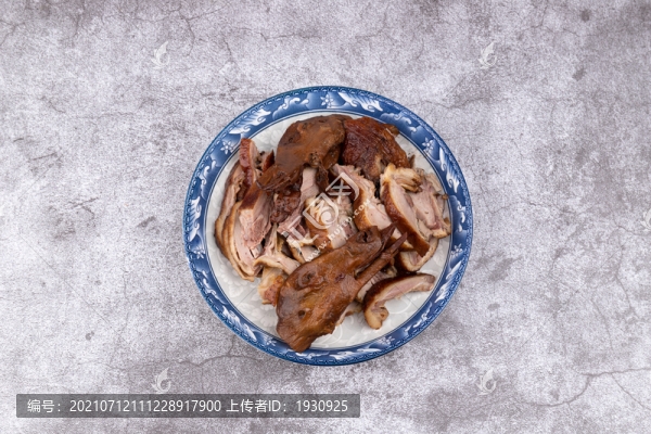 盤子里的鹵鴨肉