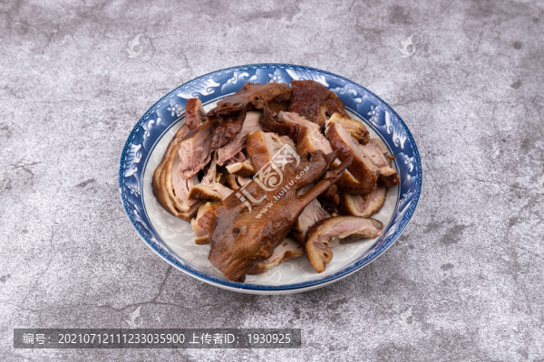 盤子里的鹵鴨肉