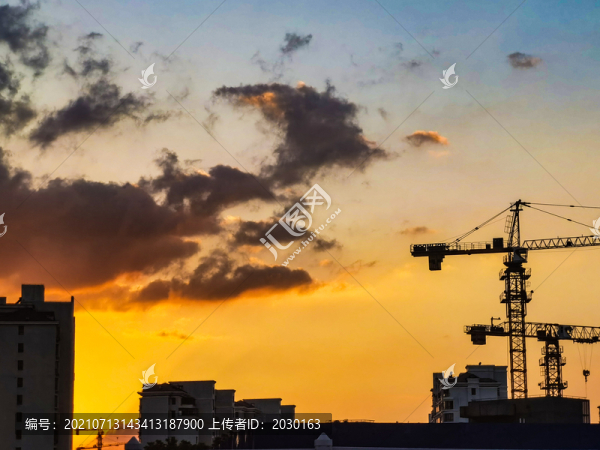 夕陽下的建筑工地