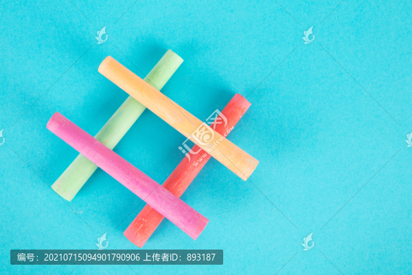 柔色背景上的粉筆