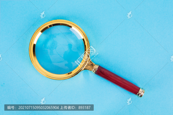 藍色背景上的放大鏡