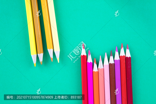 綠色背景上的彩鉛筆