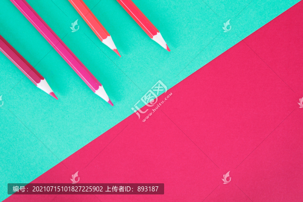 柔色背景上的彩鉛筆
