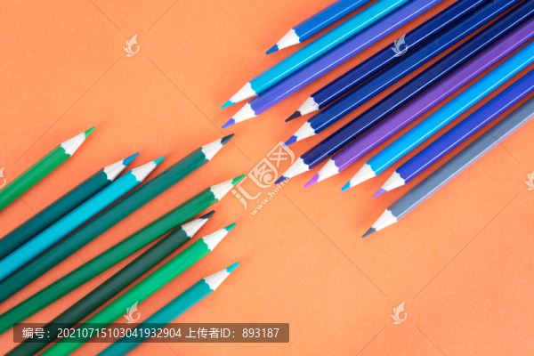 柔色背景上大量的彩鉛筆