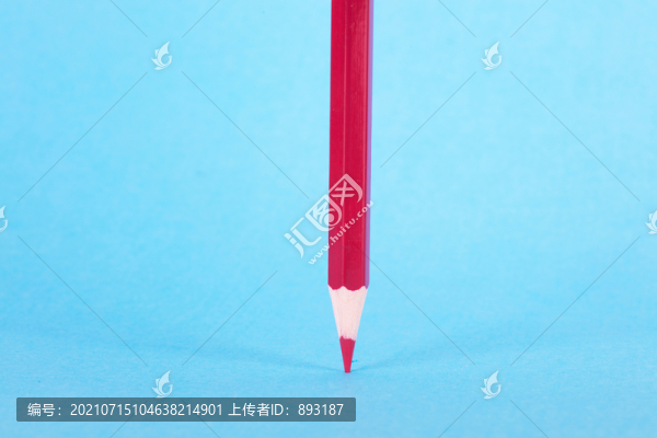 柔色背景上的彩鉛筆