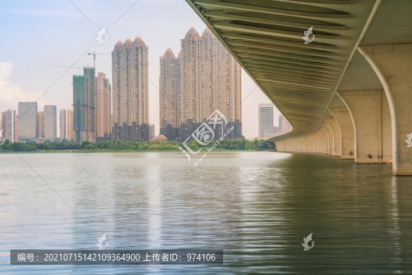 武漢沙湖大橋和城市建筑天際線(xiàn)