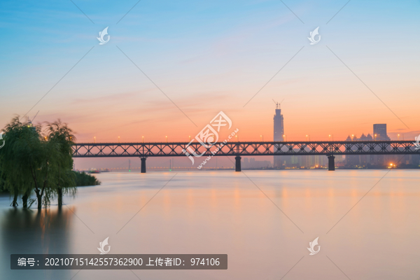 武漢長江大橋和城市建筑天際線