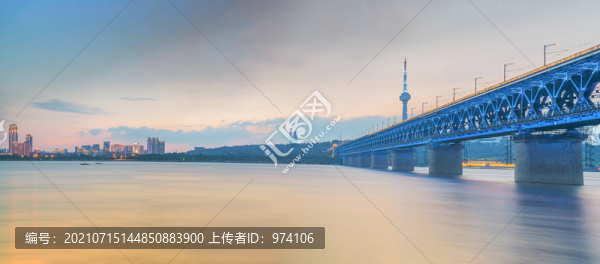 武漢長(zhǎng)江大橋和城市建筑天際線