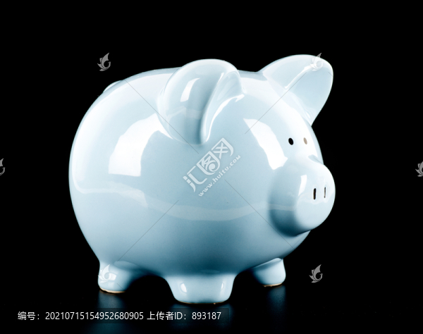 黑背景上的小豬存錢罐