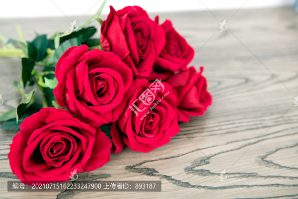 桌子上一束玫瑰花