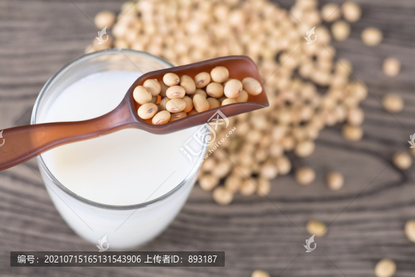 大豆和一杯豆奶