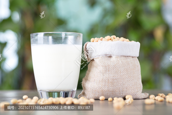 大豆和一杯豆奶