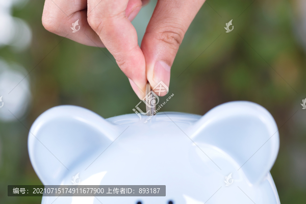 把硬幣投入存錢罐