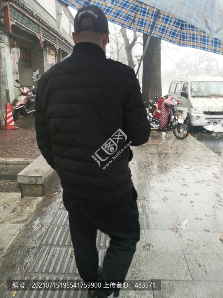 撐傘的人