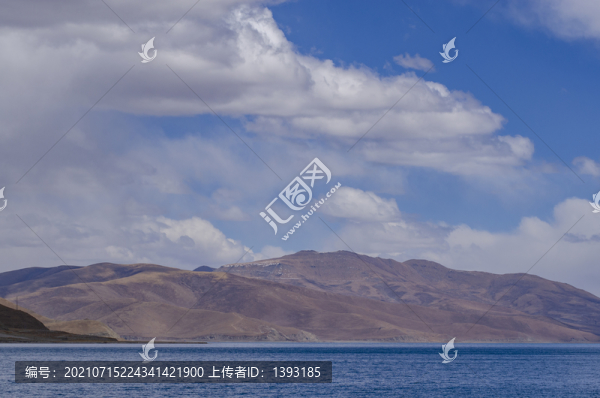 西藏湖景巴木措湖湛藍(lán)的湖水