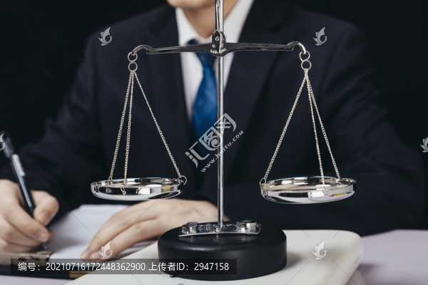 商務人士討論法律問題