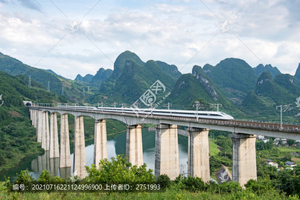 和諧號動車組駛過陽朔