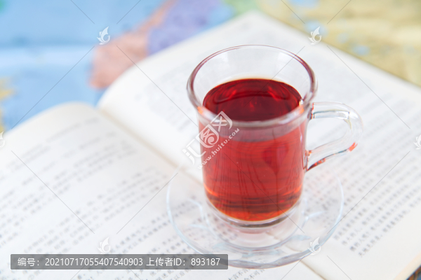 翻開的書上一杯紅茶
