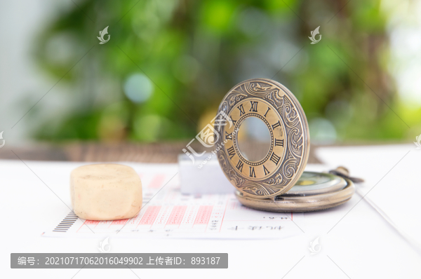 考場(chǎng)桌子上的試卷答題卡和其他工