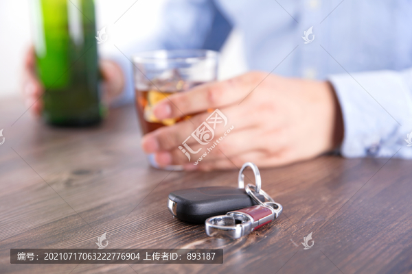 飲酒的司機和桌上的汽車鑰匙