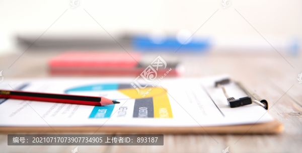 桌子上的金融文件和鉛筆