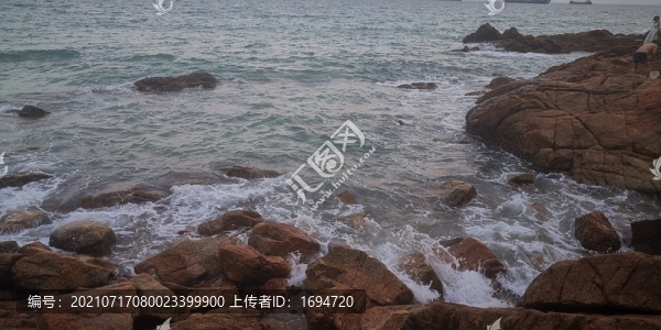 海浪拍岸