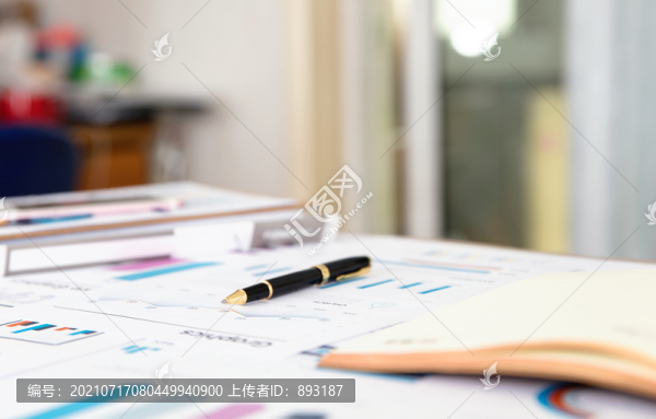 金融行業(yè)桌子上的物品場景