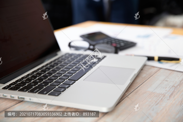 筆記本電腦和工作文件物品