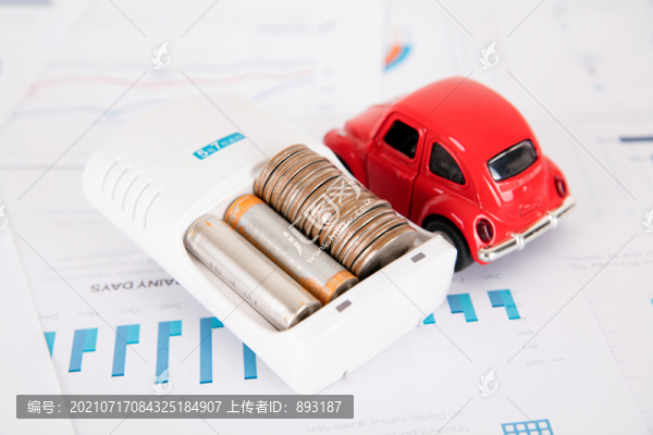 為硬幣充電的充電器和小汽車模型