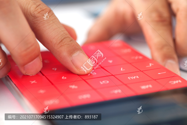正在使用計算器的會計師
