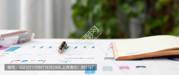 金融行業(yè)桌子上的物品場景