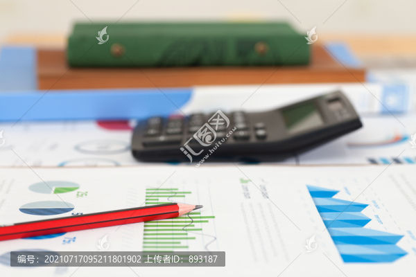 辦公桌上的金融資料和計算器