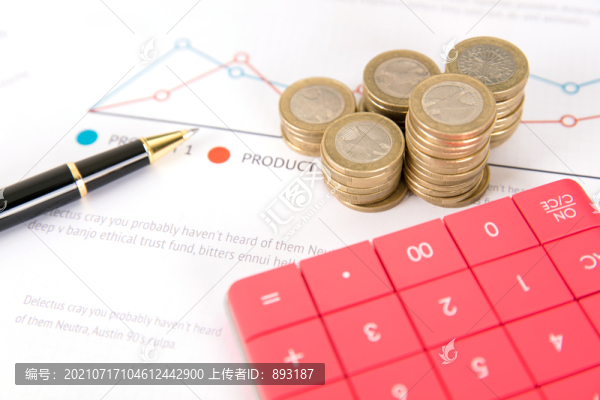 金融圖表上的計(jì)算器和歐元硬幣