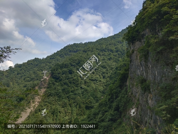 深山里的索道架