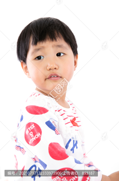 白背景上的小女孩