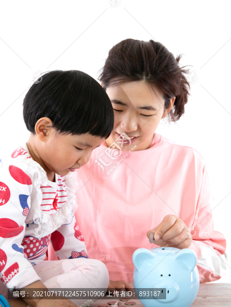 媽媽正在教育孩子節(jié)約理財觀念