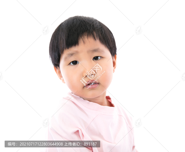 白背景上的小女孩