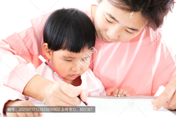 年輕媽媽教孩子如何畫畫