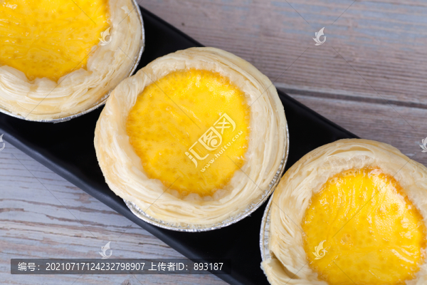 桌子上盤子里的蛋撻
