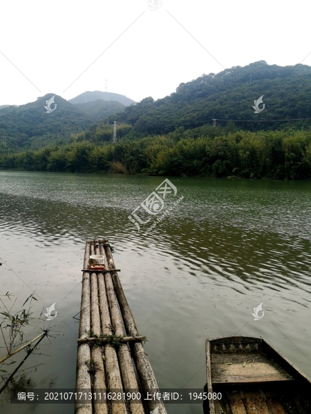 江邊竹排木船