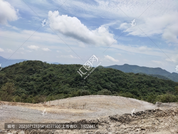 藍(lán)天白云與青山
