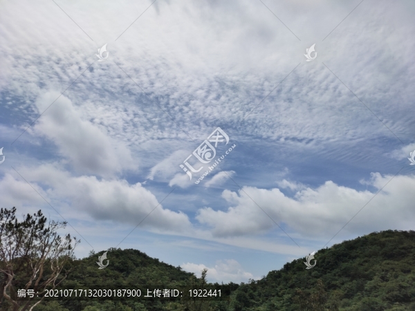 藍(lán)天白云與遠(yuǎn)山